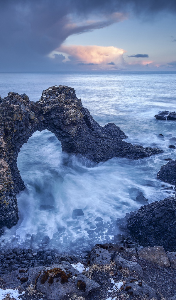 Скалы на берегу океана 