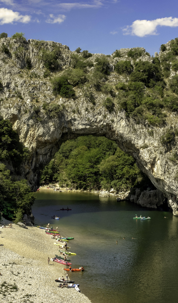 Скалистая арка над рекой во Франции 