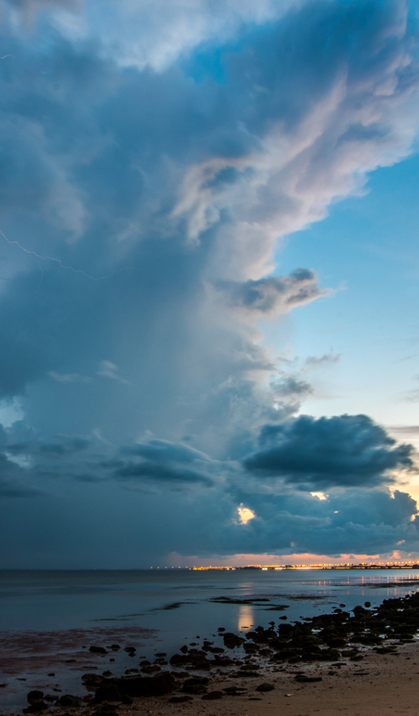 Грозовые облака и молния над океаном 