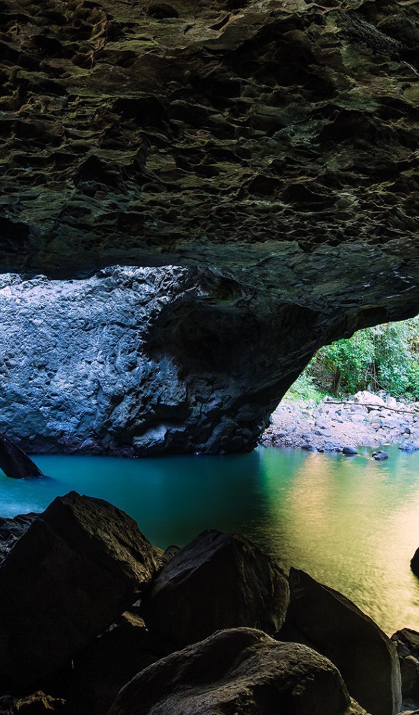 Солнечные лучи в подземном гроте 