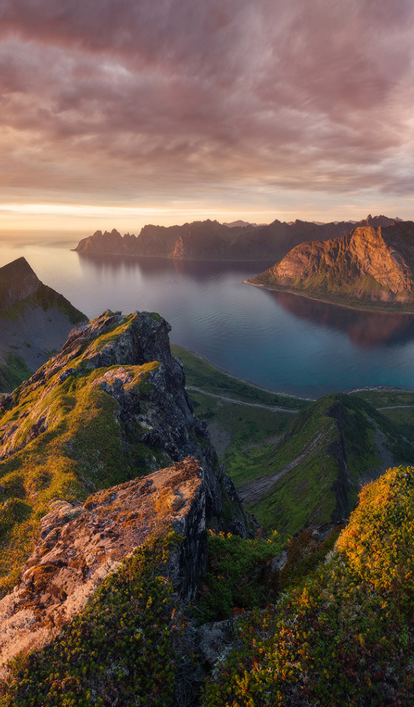 Восход солнца в красивом небе над покрытыми зеленью горами 
