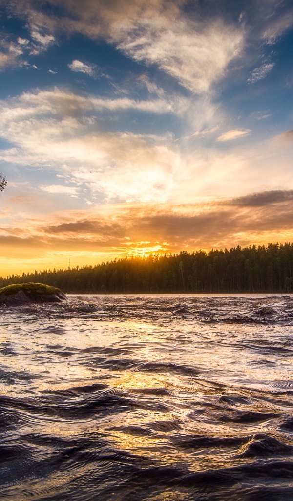 Восход летнего солнца над быстрой рекой