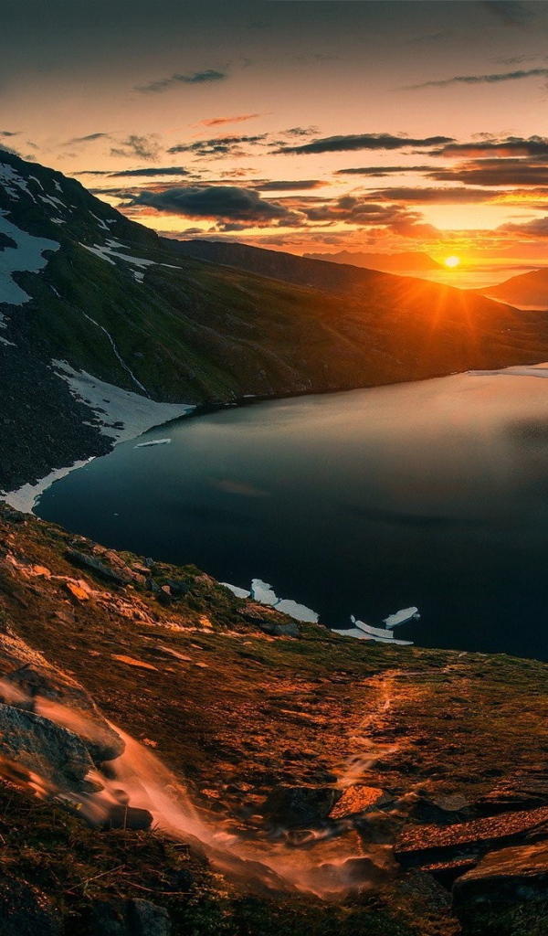 Восход солнца над озером у водопада 