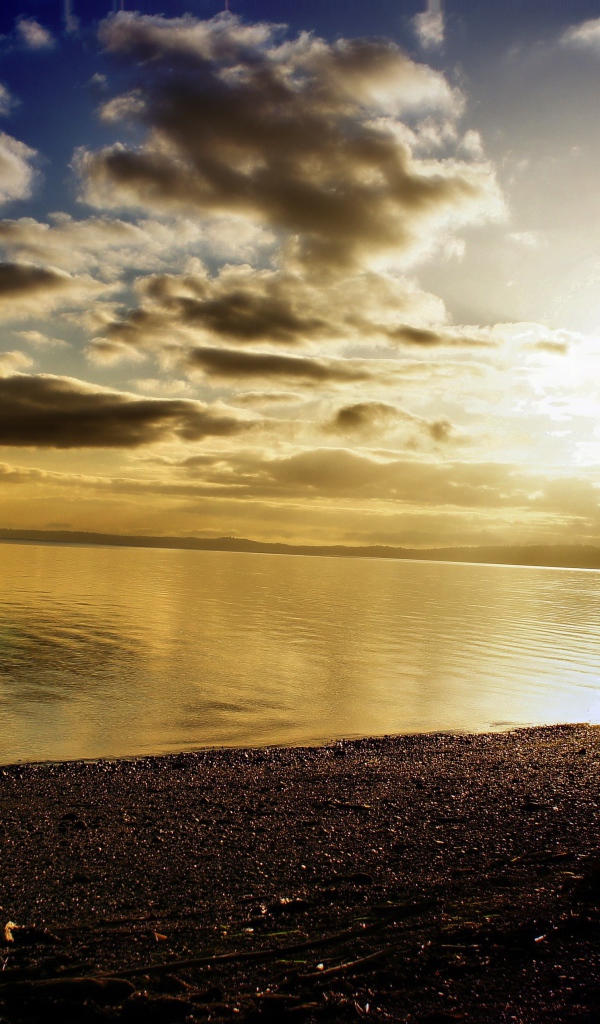 Закат солнца и облака над морем 