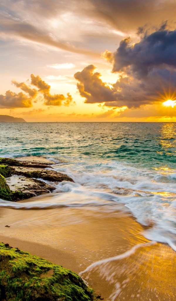 Закат яркого солнца в облаках над океаном 