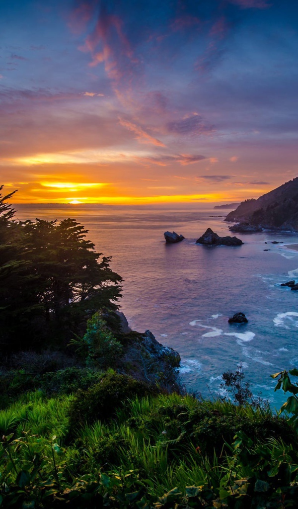 Закат солнца на горизонте над океаном 