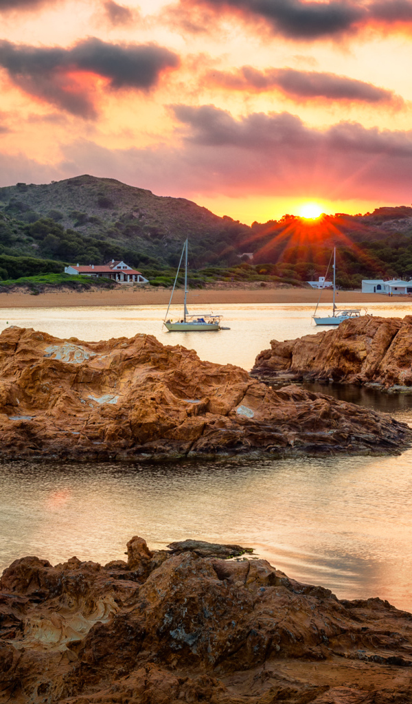 Побережье в лучах солнца на рассвете под красивым небом