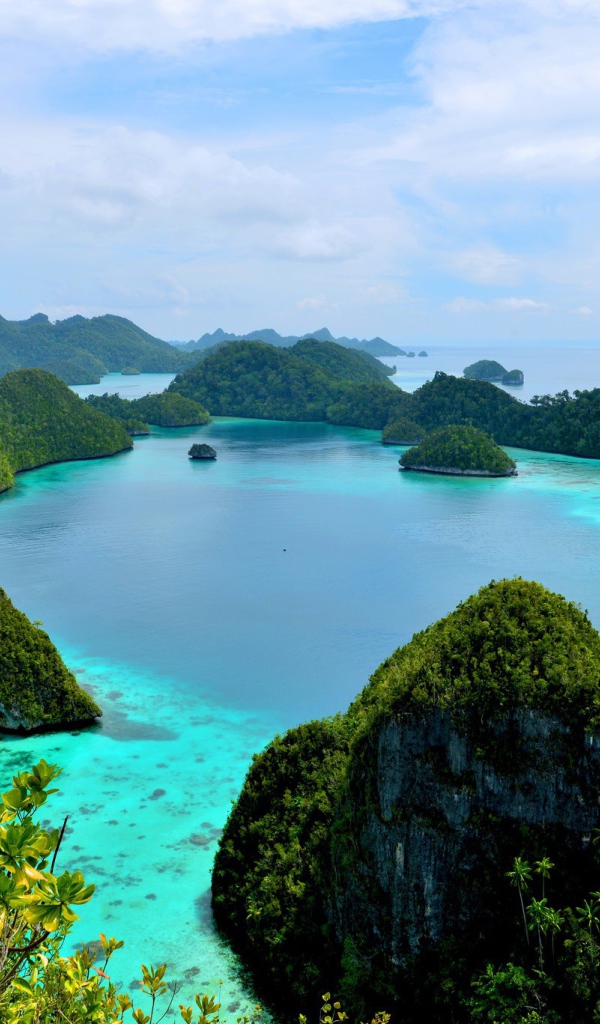 Лагуна с голубой чистой водой в тропиках 