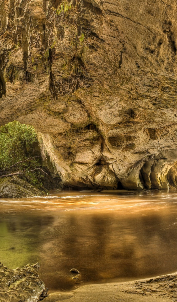 Река в каменном гроте,  Национальный парк Кахерейнджи. Новая Зеландия