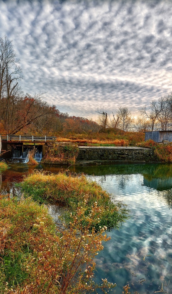 Небо отражается в пруду у водокачки 