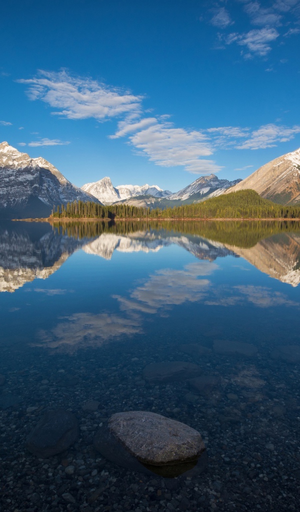 Небо отражается в воде у горного озера