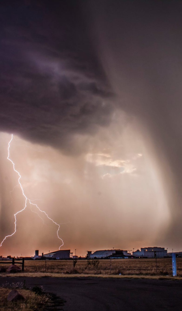 Гроза с молнией над фермой 