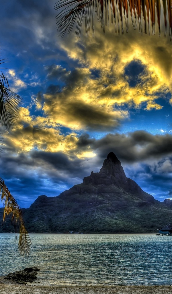 Вид на вершину горы под красивым небом на тропическом пляже