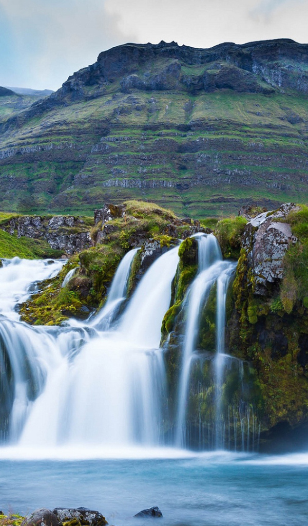 Водопад на фоне горы 