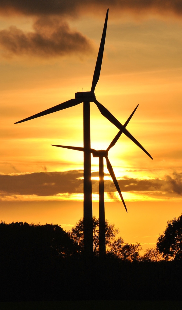 Ветротурбины на фоне неба на закате солнца