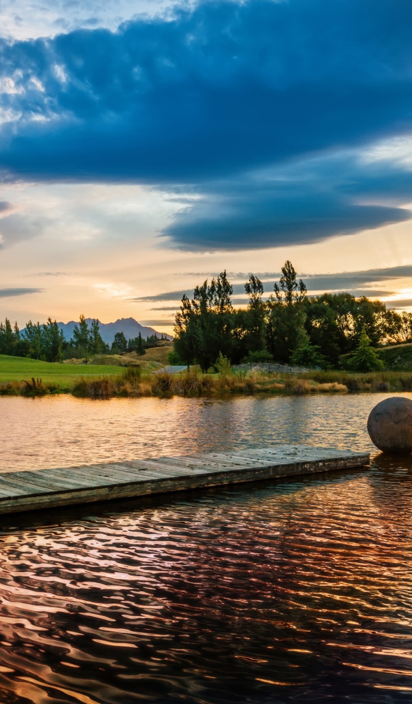Деревянный мост в озере на закате солнца