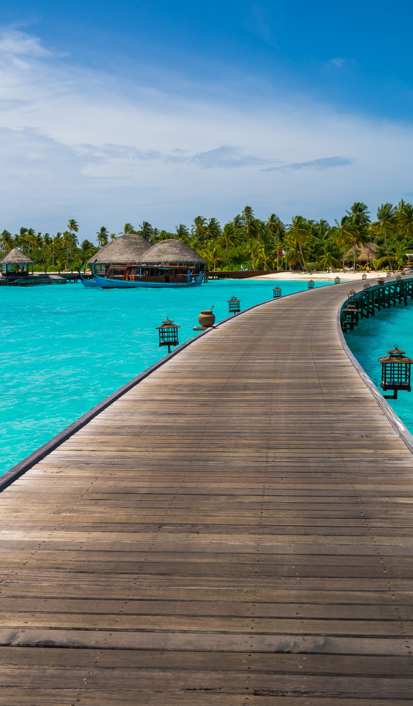 Деревянный пирс в голубом океане в тропиках, Мальдивы
