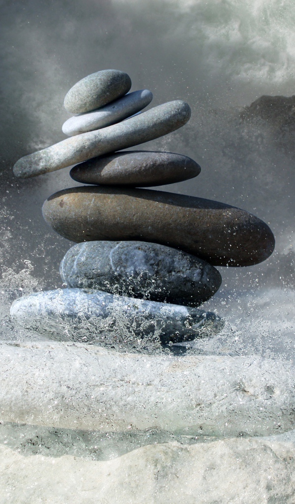 Дзен-камни с брызгами воды вокруг них