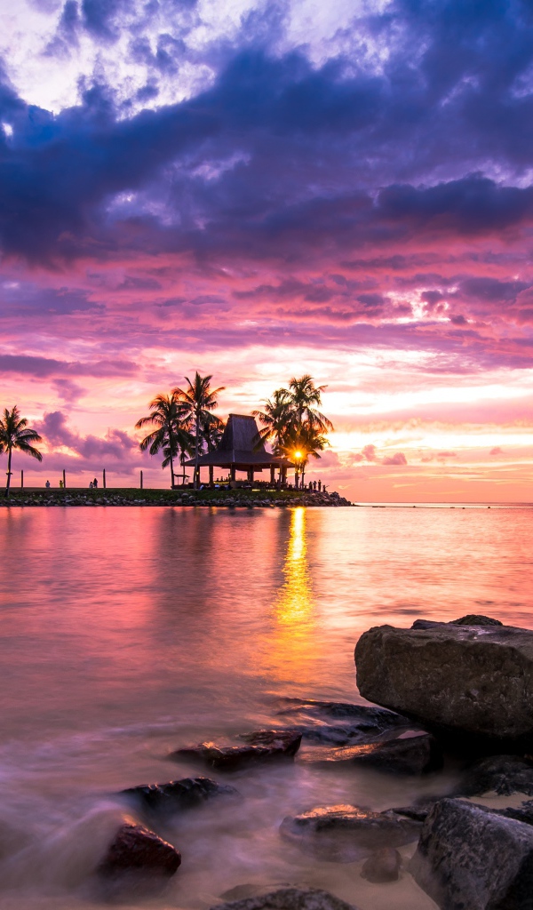 Пляж в камнях под облачным небом  