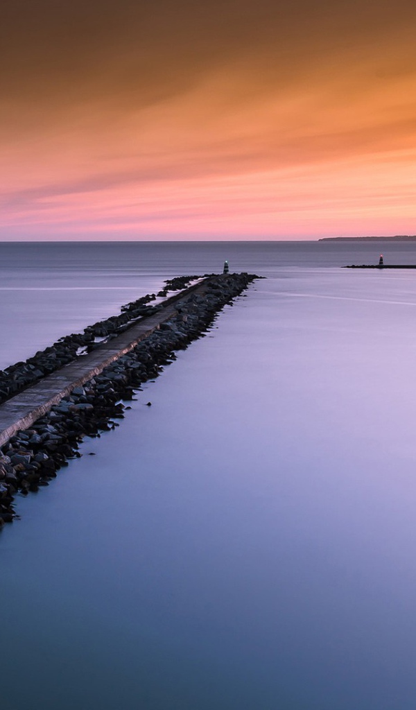 Красивое небо на пляже Альгавре, Португалия  