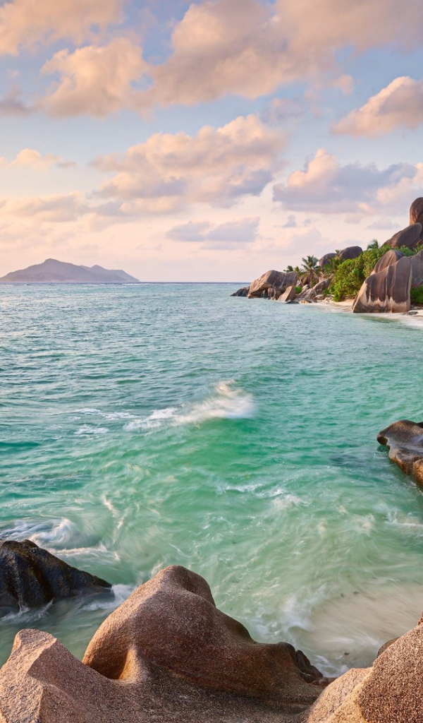 Прибрежные скалы на пляже  