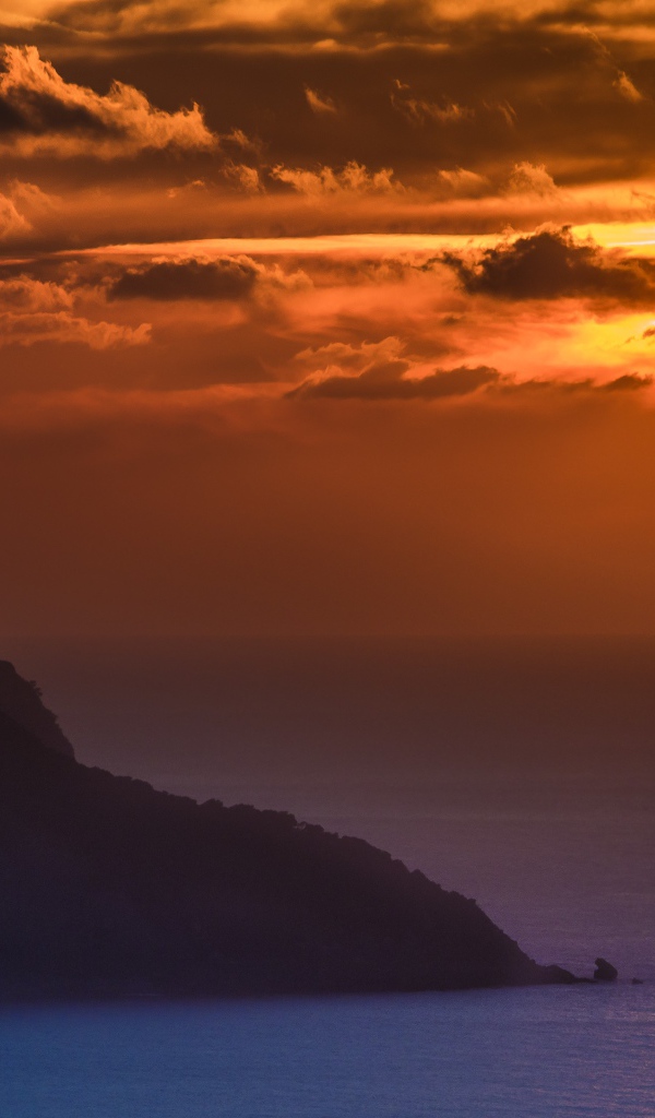 Туманный закат солнца над океанской гладью 