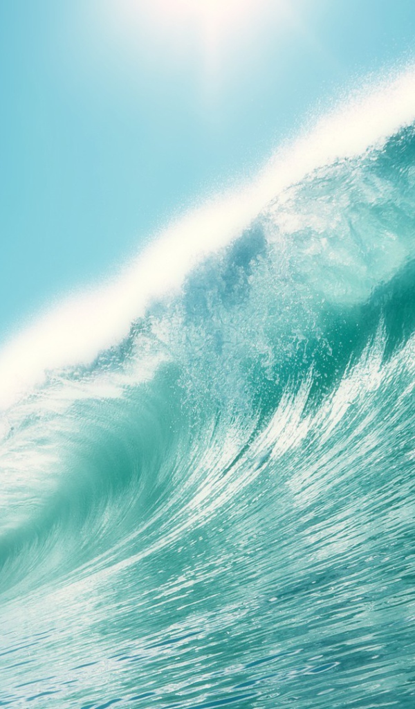 Высокая волна цвета аквамарин на пляже 