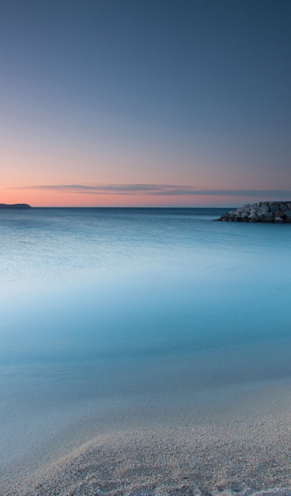 Легкая дымка перед восходом солнца на пляже 