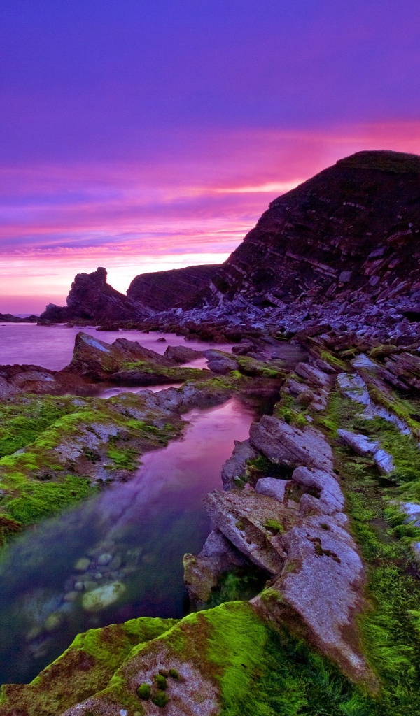 Разноцветный скалистый пляж 