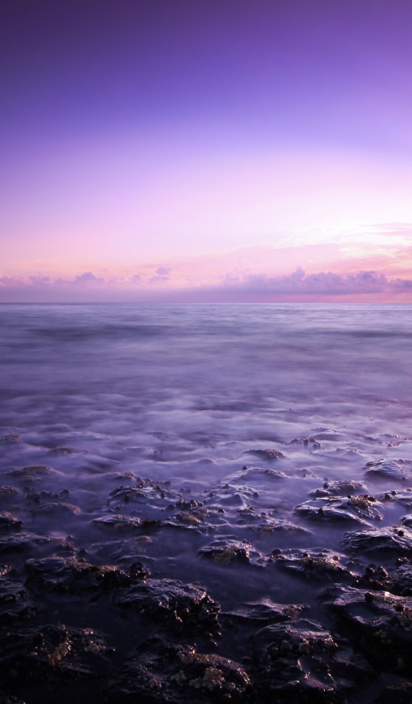 Фиолетовый закат над океаном 