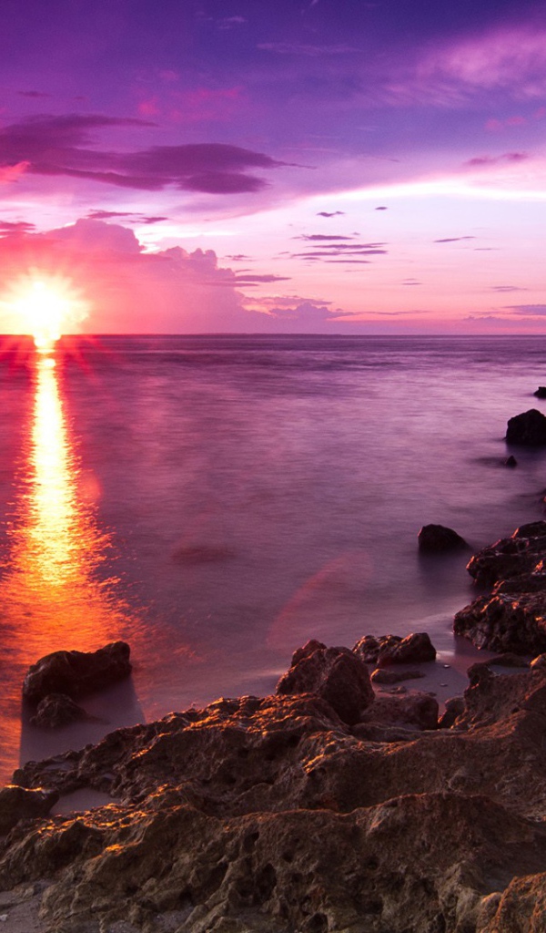 Каменный пляж на закате солнца 