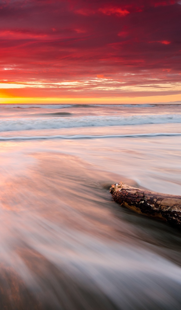 Восход солнца над тихом пляже  