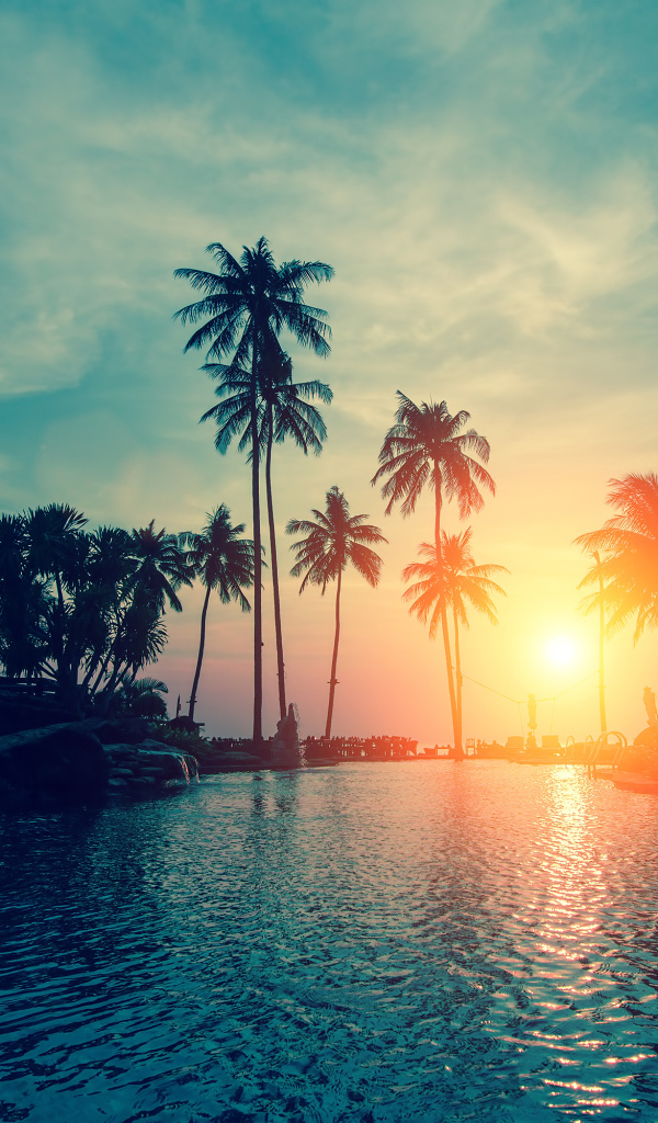 Закат яркого летнего солнца над тропическим пляжем