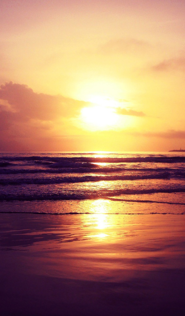 Закат яркого солнца над океаном 