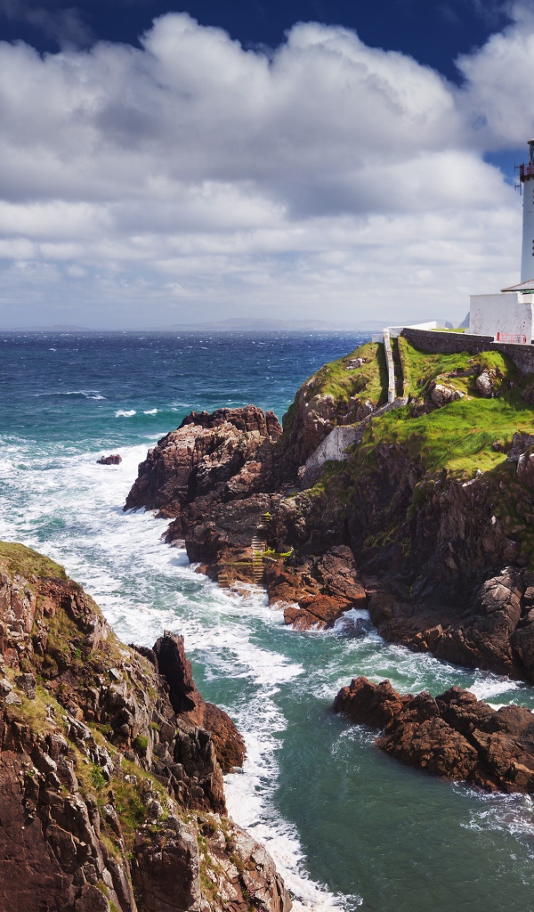 Маяк на скалистом побережье  