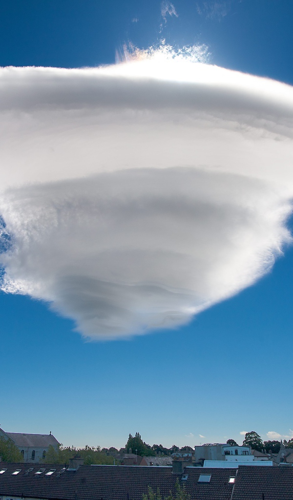 Белое Лентикулярное облако в голубом небе