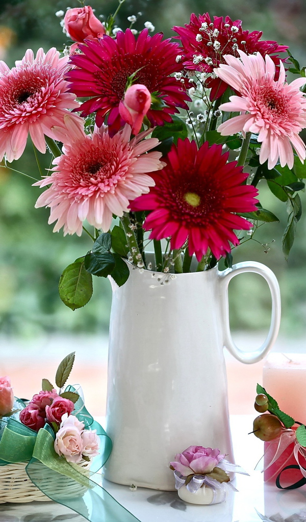 Букет гербер в белой вазе 