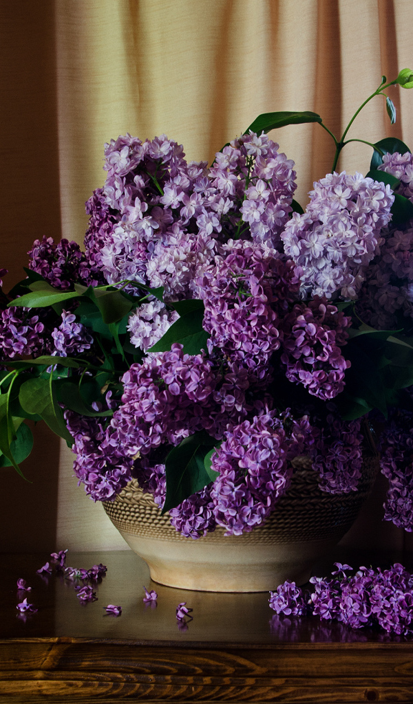 Букет сирени в вазе на столе