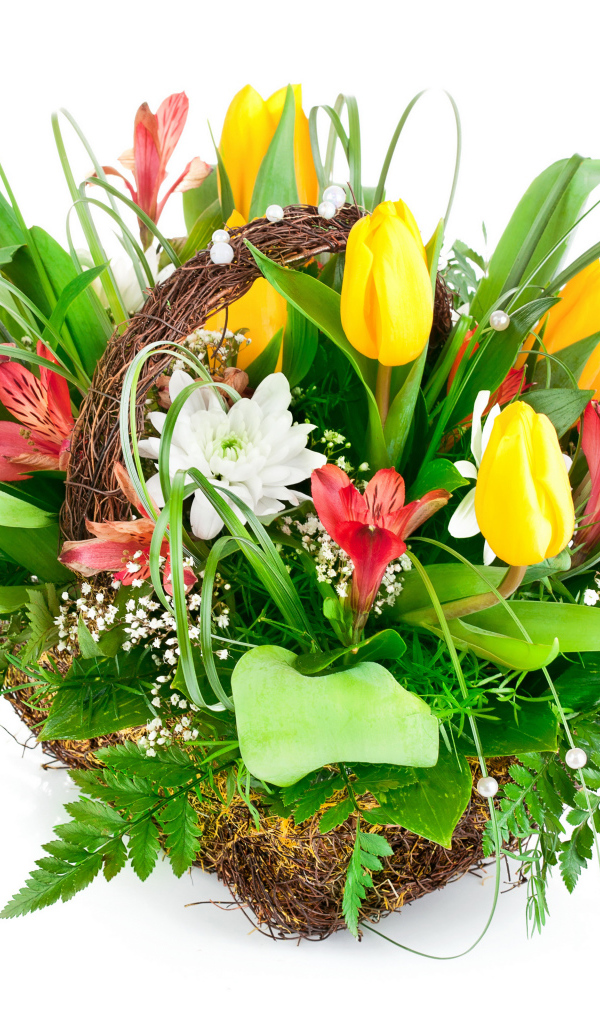 Букет желтых тюльпанов и красивых цветов альстрёмерия на белом фоне