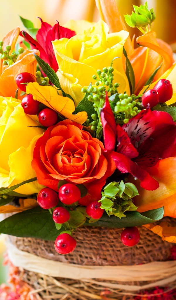 Красивый осенний букет с розами и желтыми листьями