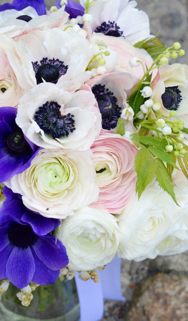 Красивый букет цветы анемоны и лютики