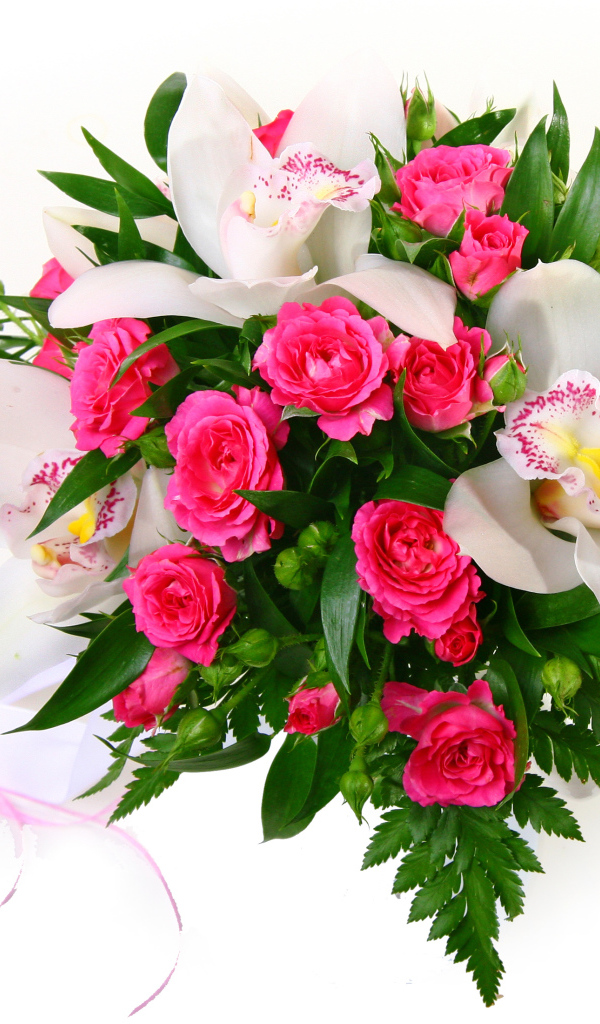 Красивый букет розовых роз с нежными орхидеями на белом фоне