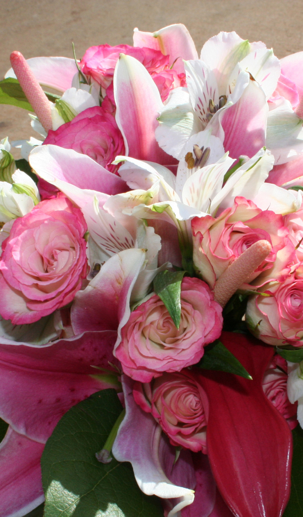 Красивый букет с цветами альстрёмерия, розы и лилии