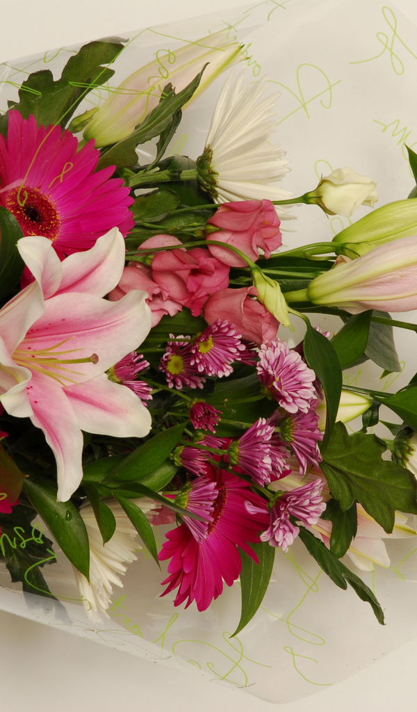 Красивый букет с лилиями, герберами и хризантемами