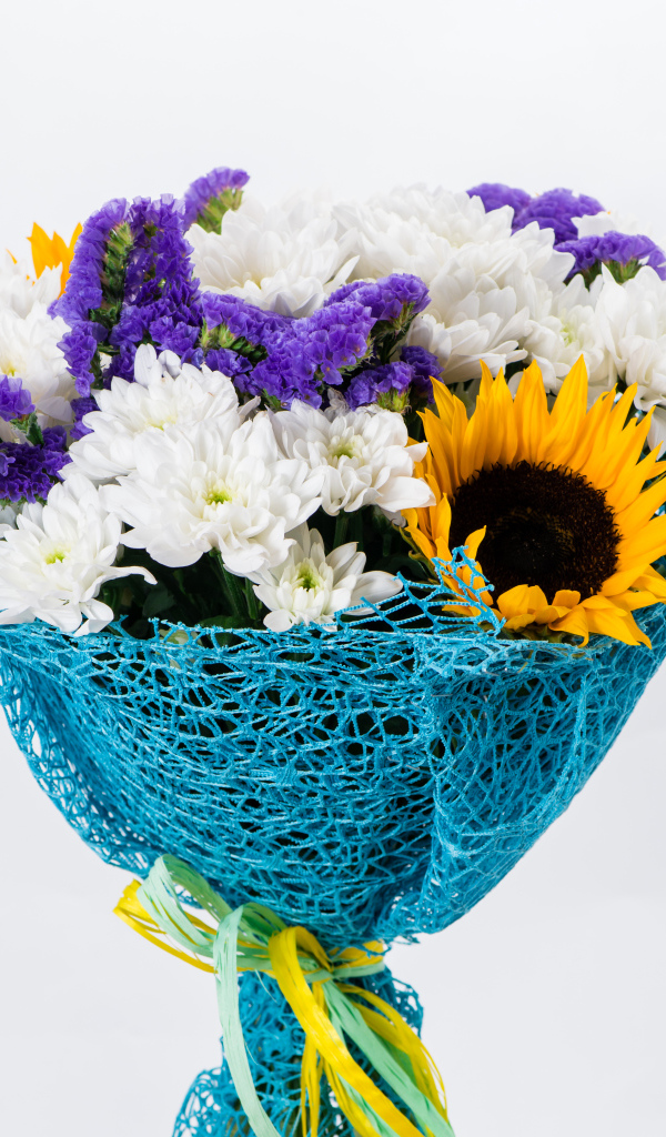 Красивый яркий летний букет цветов на белом фоне