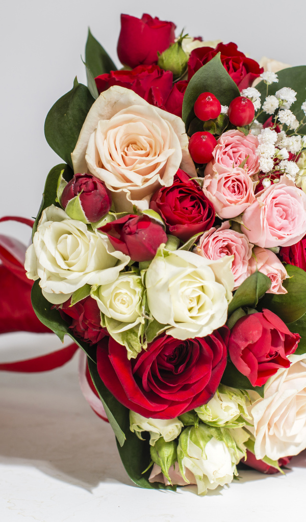 Красивый праздничный букет из роз