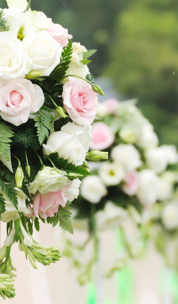 Красивые свадебные букеты из цветов розы и фрезии в декоре