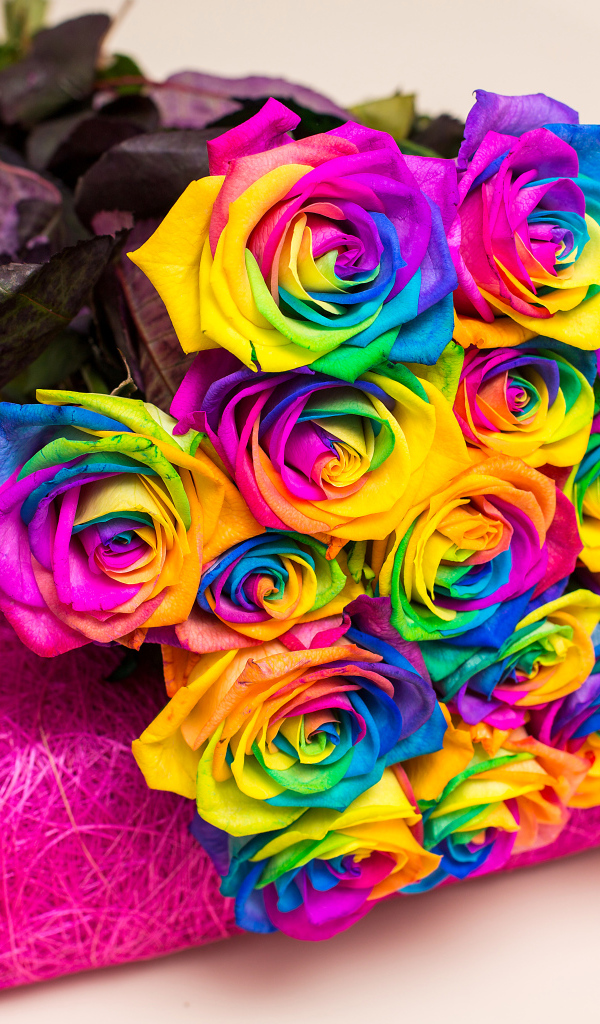 Букет разноцветных ярких роз на сером фоне