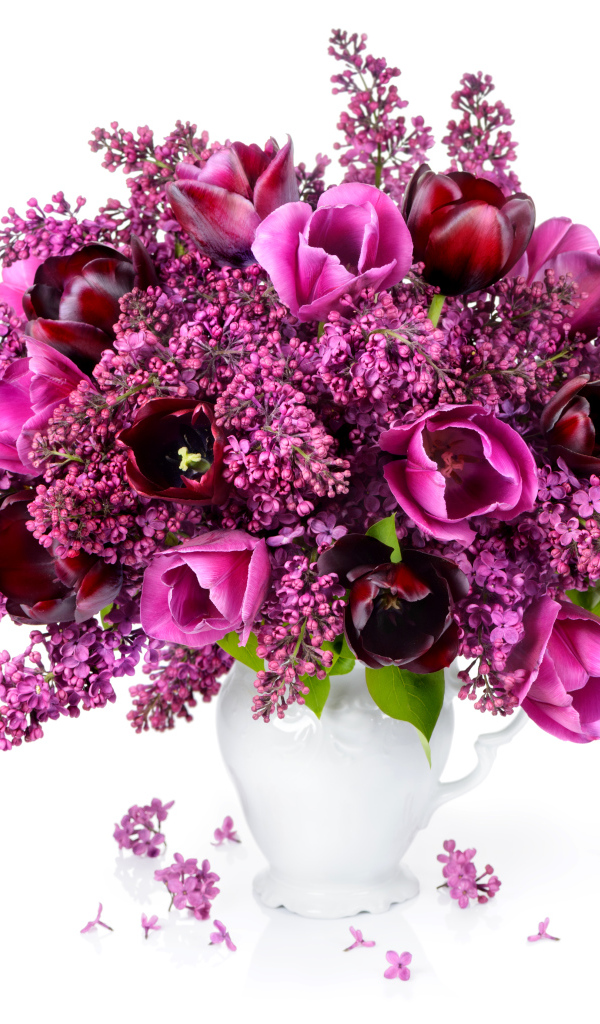 Букет сирени с тюльпанами в белой вазе на белом фоне