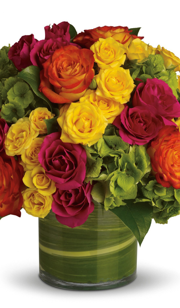 Букет разноцветный роз в вазе на белом фоне